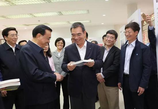 向李克强总理介绍新结构经济学方面的书籍