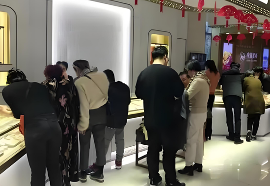北京某商场金店,图源:中国证券报