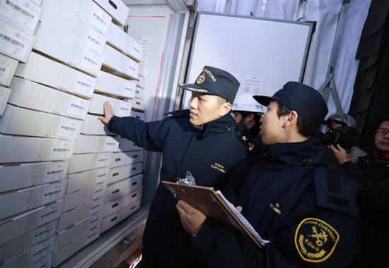 上海海关派员查验欧盟首柜进口牛肉。资料图来源：海关总署