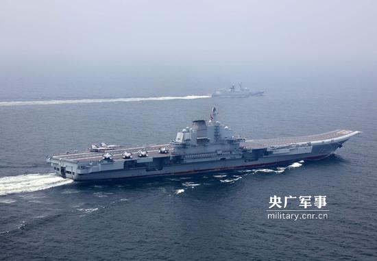 穿越台湾海峡的辽宁舰(央广军事)
