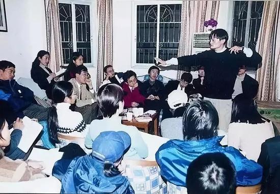 1999年,创业初期马云在湖畔花园召开会议