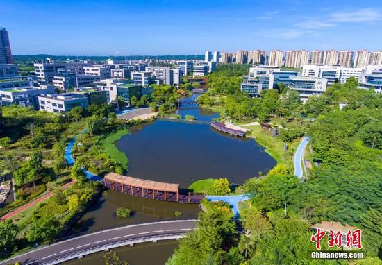 中新社记者:博鳌亚洲论坛2021年年会正在举行,华商应该如何探索合作