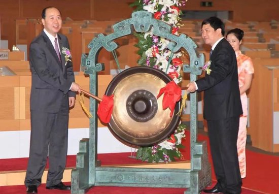 36岁美女“二代”接班350亿上市公司桐昆股份，“第一把火”就要破釜沉舟？