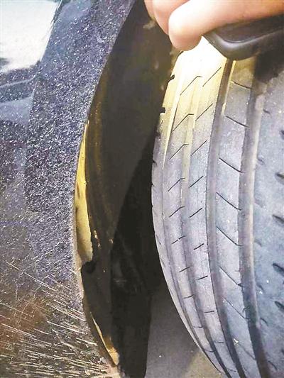 经鉴定,奔驰车漏油因减震器筒上部密封盖没有安装到位所致
