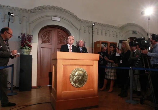 揭秘盖茨的新婚外情：玩桥牌与俄女子有染 遭美国淫魔富豪威胁