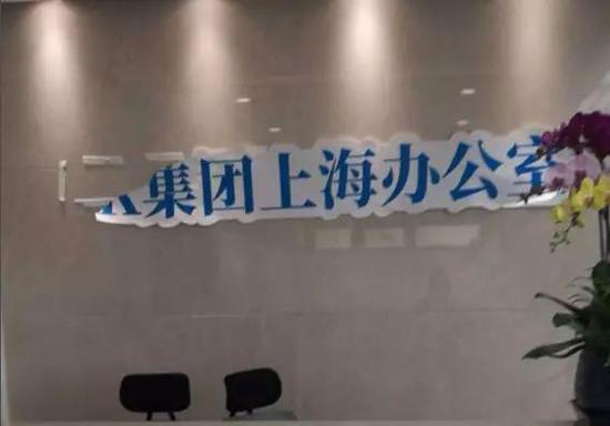 掉了的横幅被上门维权者糊上了墙