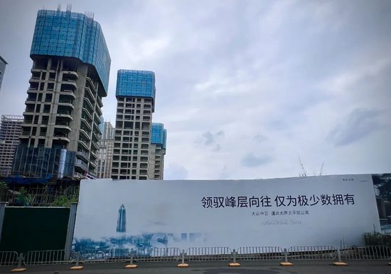 项目建到一半的二期公寓与出街宣传,中房君摄