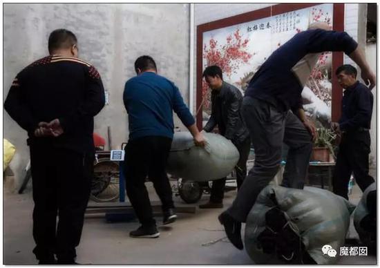 女人厂里做头发,这是当地的常态。