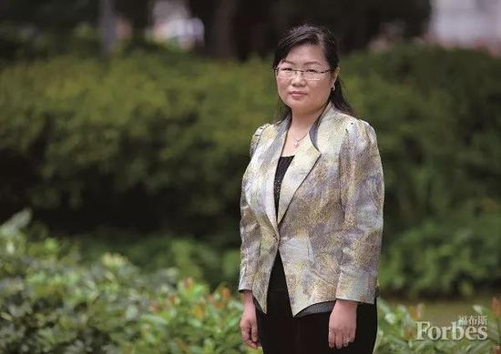 图为张士平的女儿张红霞,现任魏桥纺织(02698.HK)董事长。