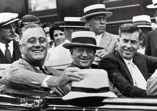 1933年，美国总统富兰克林·德拉诺·罗斯福（左）与内政部长哈罗德·L·伊克斯（中）、农业部长亨利·A·华莱士(右)乘坐一辆汽车。当时正值罗斯福新政初期。