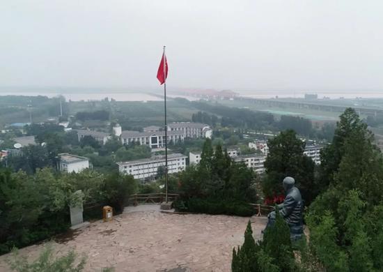 67年后再从此处眺望,旧貌换新颜。远处右边的红色桥梁是郑焦城际铁路黄河大桥(2014年5月建成通车),左边的黑色桥梁是京广铁路黄河大桥(1960年4月建成通车,2014年5月退役)。(央视记者谢岩鹏拍摄)