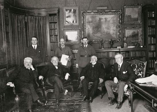 1919年，巴黎和会期间，美国总统托马斯·伍德罗·威尔逊（前排右一）与参会的其他国家领导人。