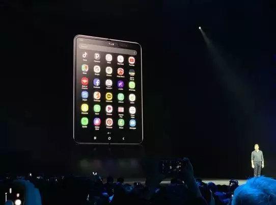 (图为三星Galaxy Fold折叠屏手机)