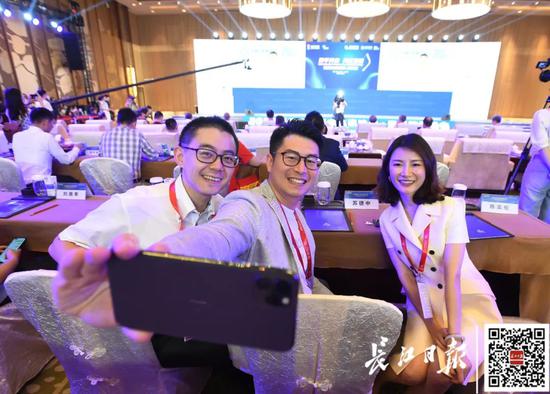 亚布力中国企业家论坛·2020武汉特别峰会闭幕式上,与会嘉宾合影留念。记者高勇 摄