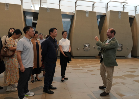 茅台丁雄军：加快推进巴黎公司自营试点，为在欧洲主要城市建设终端门店、海外自营渠道探索更多可行经验