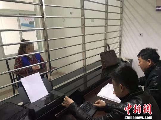 办案民警提审嫌疑人邓某 高慧 摄