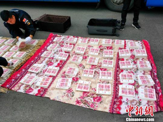 民警在清点所查获的假币。警方供图 民警在清点所查获的假币。警方供图