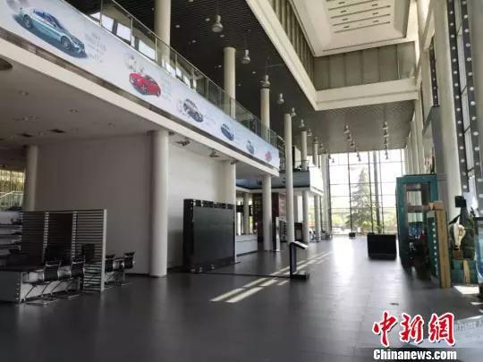 涉事奔驰4S店展厅已清空。 梅镱泷 摄