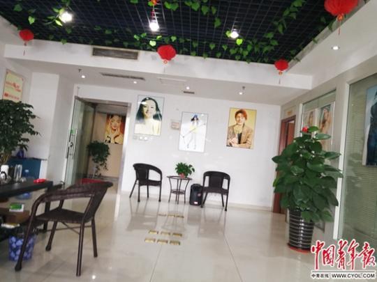 位于郑州市金水路浦发国际大厦的郑州某广告公司“急招”网拍模特,此为该公司办公室场所内景。中国青年报·中国青年网记者 潘志贤/摄
