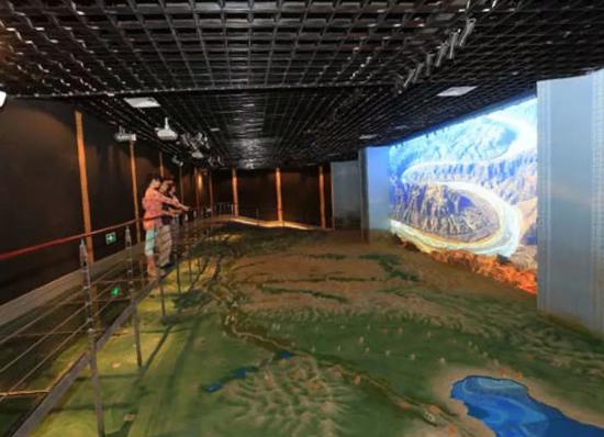 △黄河博物馆的黄河流域沙盘演示。内蒙古托克托县河口镇以上为黄河上游,河口镇至河南郑州桃花峪为中游,桃花峪以下至入海口为下游