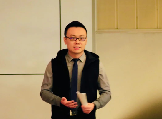 (2023年,紀士鵬在上海大學開展講座)