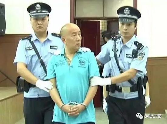 ▲杨清河被带入庭审现场(图片来源:大河网)