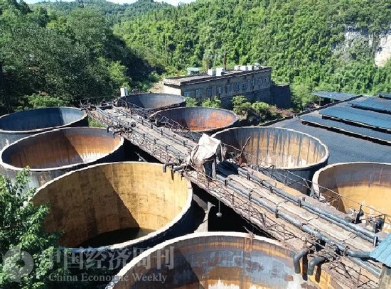 坐落在秀山县大山中的一电解锰冶炼企业生产设备开始生锈 摄影:《中国经济周刊》记者 石青川