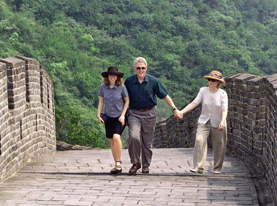1998年6月28日，美国时任总统克林顿与夫人希拉里、女儿切尔西在北京游览长城。
