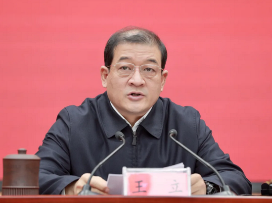 正文   来源:政事儿    7月8日,《湖北日报》刊发对宜昌市委书记王立