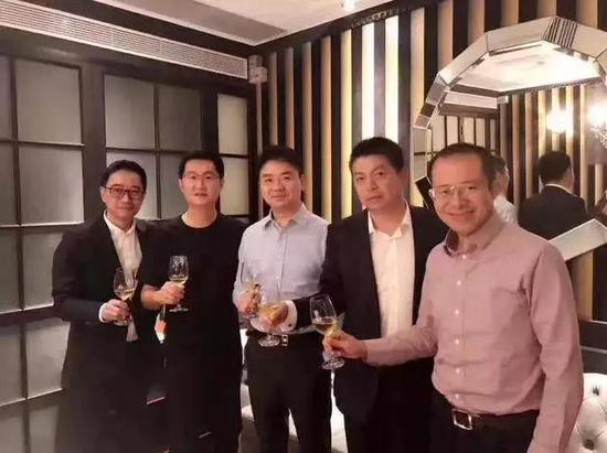 唯品会董事长兼 CEO 沈亚(右二)