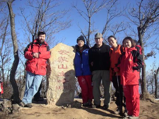 图片来自华大基因官网。按照董事长汪建的要求，这些员工都必须活到100岁。