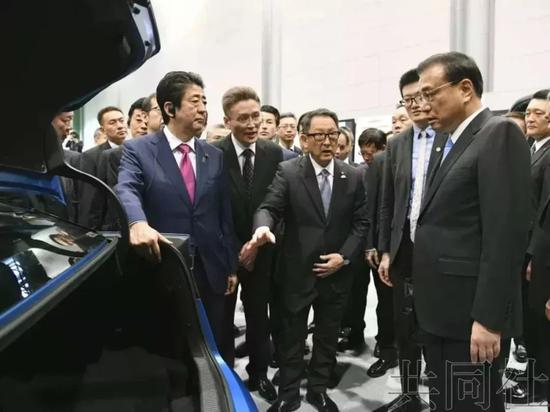 李总理看的车是丰田汽车的氢燃料电池轿车Mirai（日文“未来”之意）