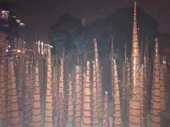 银杏树附近的烧香奇景