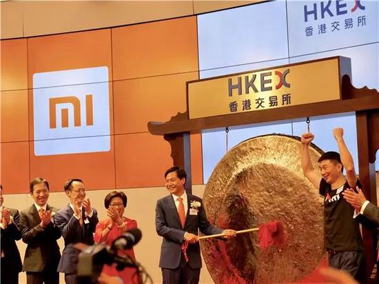 ▲小米是港交所第一家同股不同权的公司,为此,港交所定制了一个200公斤的超大铜锣。