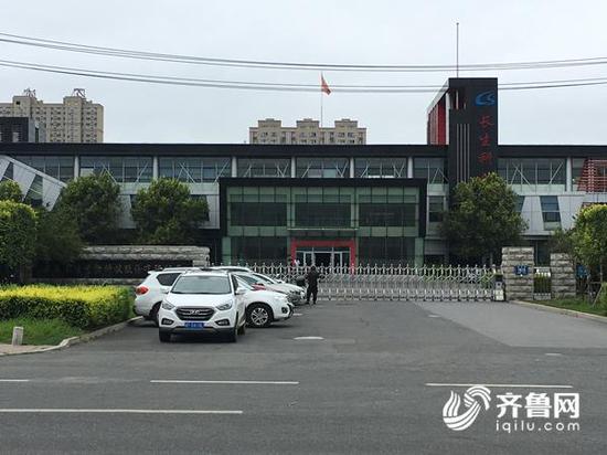 临近中午,有外卖小哥前来送餐,但被门口穿制服的保安制止,只能在门口等待。齐鲁网记者 张伟 摄