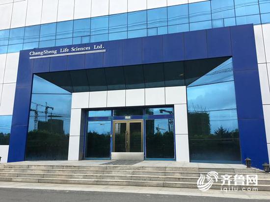 长生生物厂区内的厂房车间,大门处于关闭状态。齐鲁网记者 张伟 摄