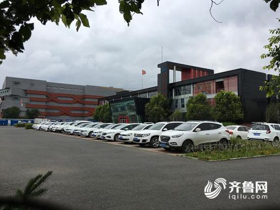 7月25日上午，记者再次探访长生生物，厂内的停车场上停着数十辆车。齐鲁网记者 张伟 摄