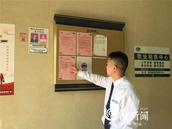 物管客服主管刘平说，小区每栋楼下都贴有文明养狗的提醒。