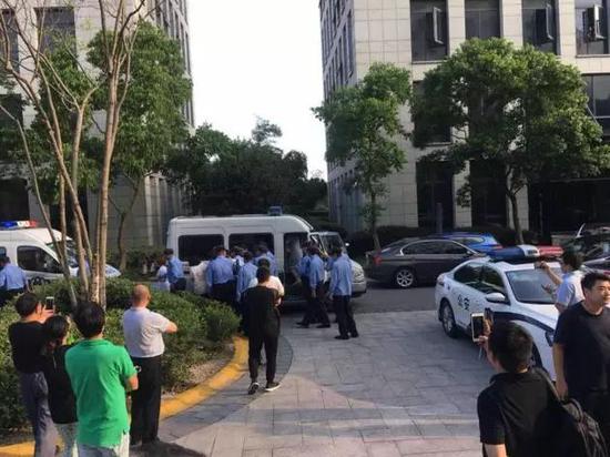 联璧科技工作人员被警方带走接受调查（每经记者 摄）