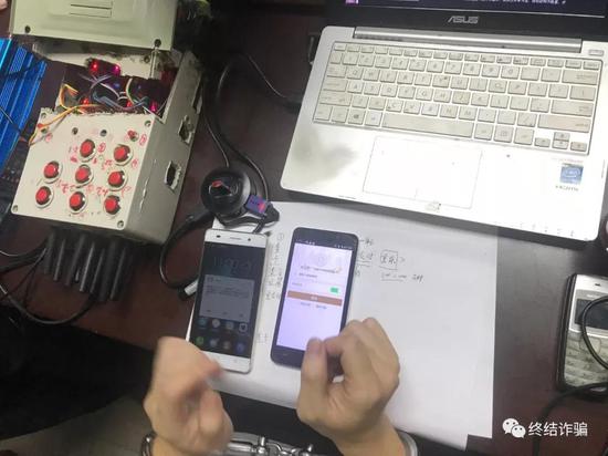 小A在现场演示社工手段,请忽略他手腕上的“银手镯”