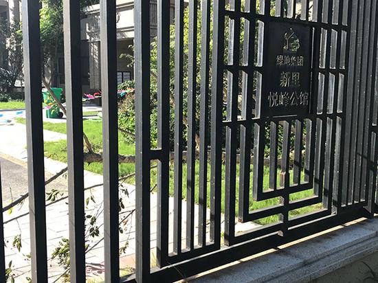 绿地南京楼盘被台风刮落100多平米外墙 交付不到1年