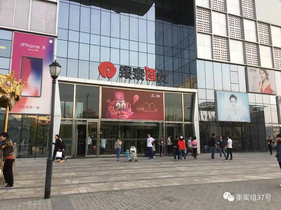 ▲事发商场正门。 新京报记者 周世玲 摄