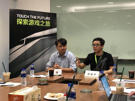 （8月3日，小米PC业务总经理马强（左）在ChinaJoy接受采访 图/凤凰科技）