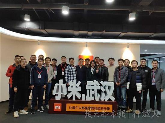 图为小米团队成员(右六魏天闻)