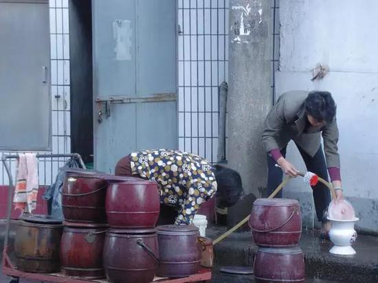 三年前上海仍有9万多人的居民家庭在使用马桶