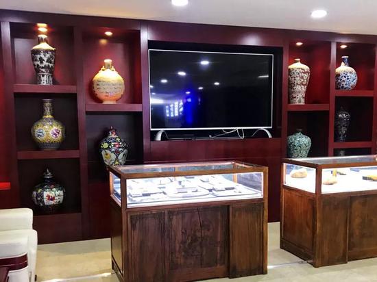 中国蓝田总公司大厅设有玉石展柜，标有价签。