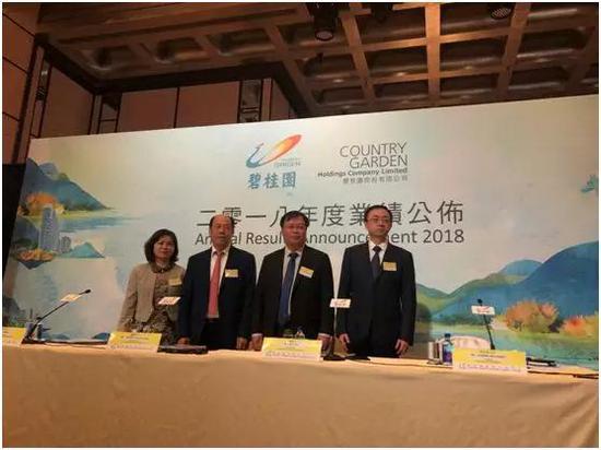 (图注:左起伍碧君、杨国强、莫斌、程光煜 拍摄/罗曼)