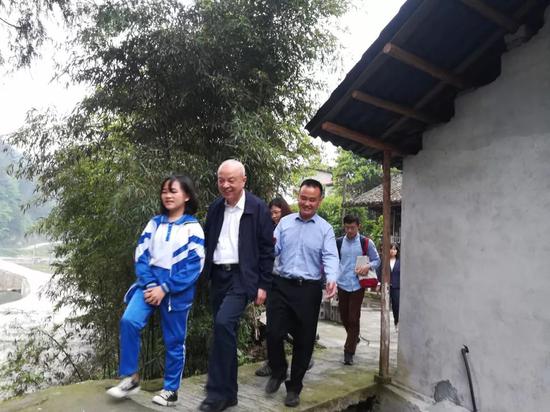 “我们要抢救唐金梅这一代及她之后的孩子们,给他们以希望。”卢迈说。