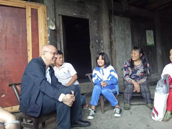 卢迈对唐金梅的回答很满意:“她能够认识到自己的不足,知道应该努力。”