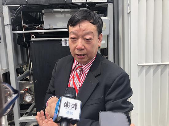 庞青年现身南阳洛特斯,回应记者质疑。澎湃新闻记者 石轶君 郑朝渊 图